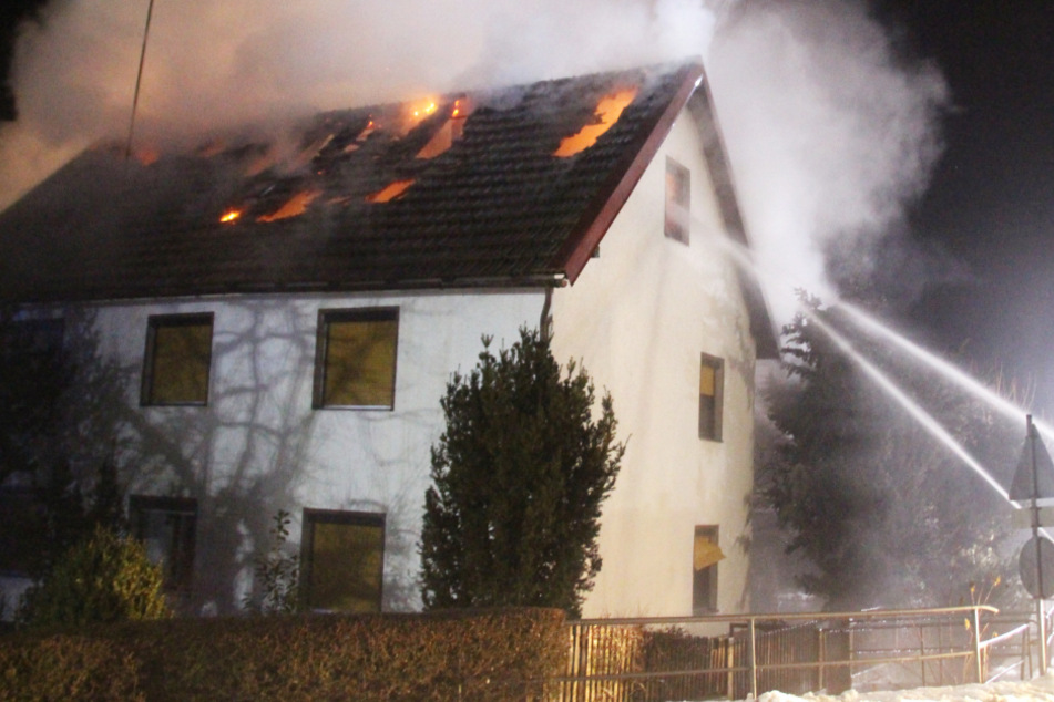 Beim Brand eines Einfamilienhauses in Laberweinting im Landkreis Straubing-Bogen ist im Freistaat Bayern eine 75 Jahre alte Frau verletzt worden.