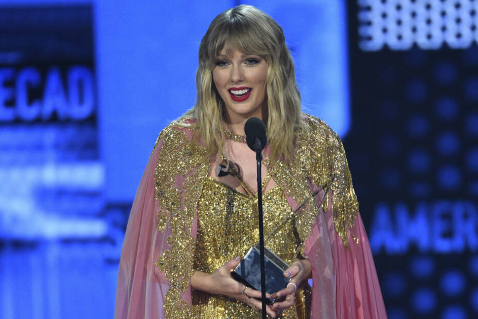 Taylor Swift nimmt bei den American Music Awards den Preis als "Künstlerin des Jahrzehnts" entgegen.