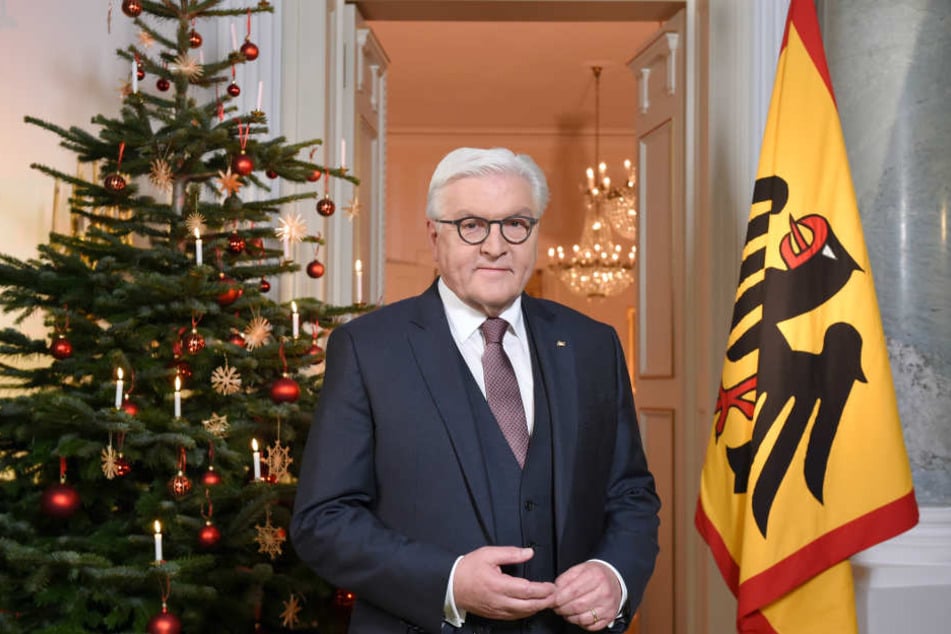 Bundespräsident Frank-Walter Steinmeier steht nach der traditionellen Weihnachtsansprache vor einem geschmückten Weihnachtsbaum.