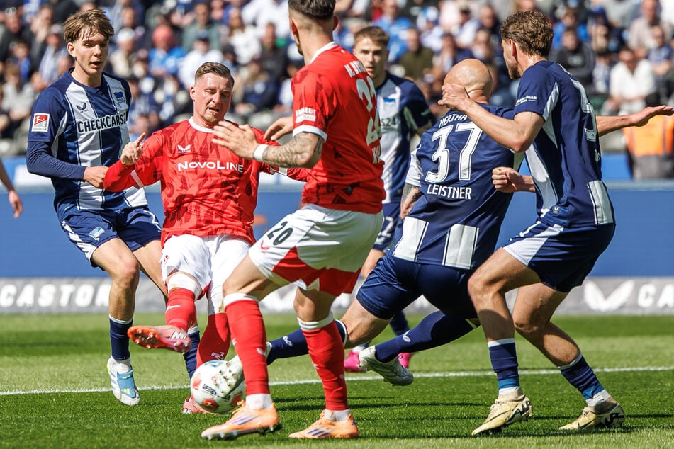 Viel los im Hertha-Strafraum und doch kommt Lauterns Marlon Ritter (2.v.l.) zum Abschluss.