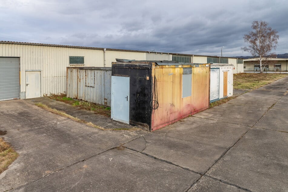 Die Container-Bauten (mit Umkleide, Toiletten etc.) werden auf einem Gewerbegebiet zwischengelagert, bis sie am neuen Standort wieder aufgebaut werden können.