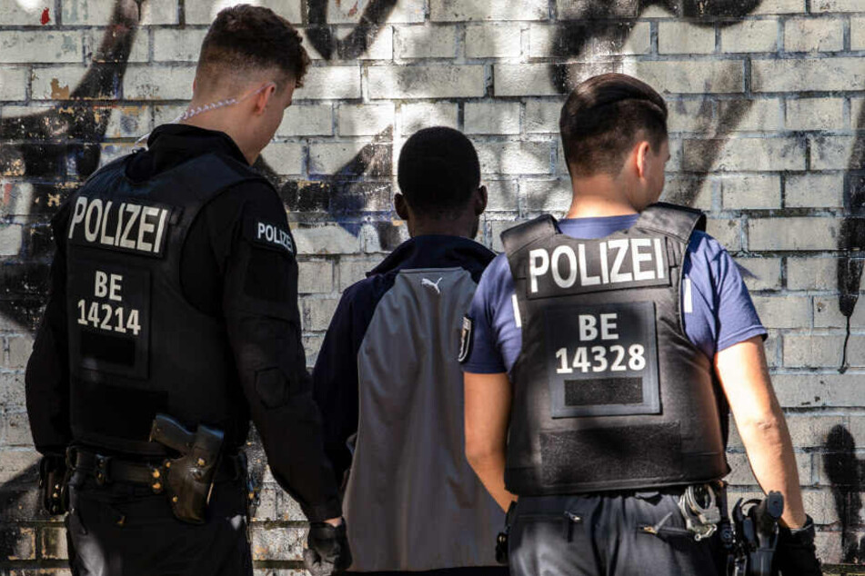Polizisten kontrollieren einen mutmaßlichen Drogendealer.