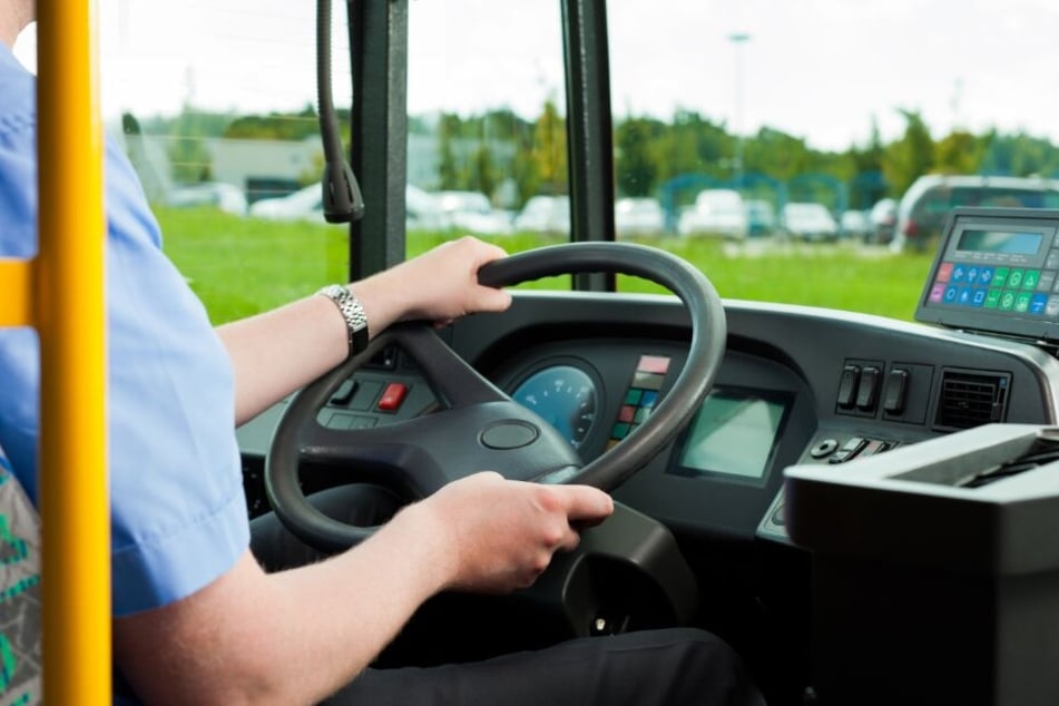Der Busfahrer konnte nicht mehr bremsen und überrollte das Mädchen. (Symbolbild)