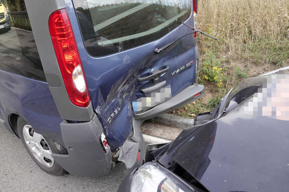 Der Peugeot fuhr auf den Opel auf. Die fünf Insassen wurden dabei verletzt.