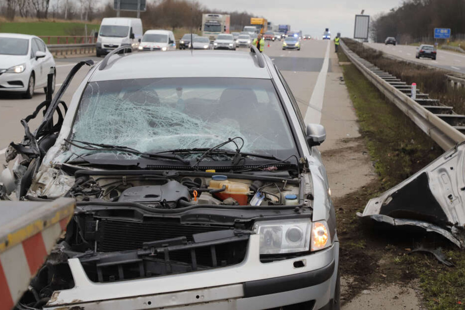 Unfall auf A4: Auto gerät ins Schleudern und landet an Leitplanke