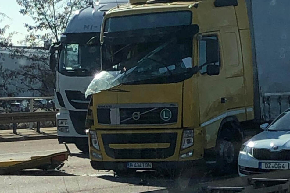 Dabei krachten erneut zwei Lkws ineinander. Die mittlere und rechte Fahrspur sind aktuell in Richtung Berlin gesperrt.