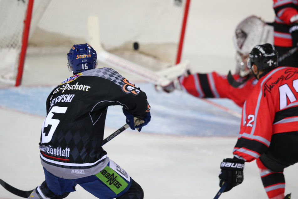 Schon während der Begegnung der Nürnberg Ice Tigers mit den Straubing Tigers randalieret einer der Männer im Gästeblock. (Archivbild)