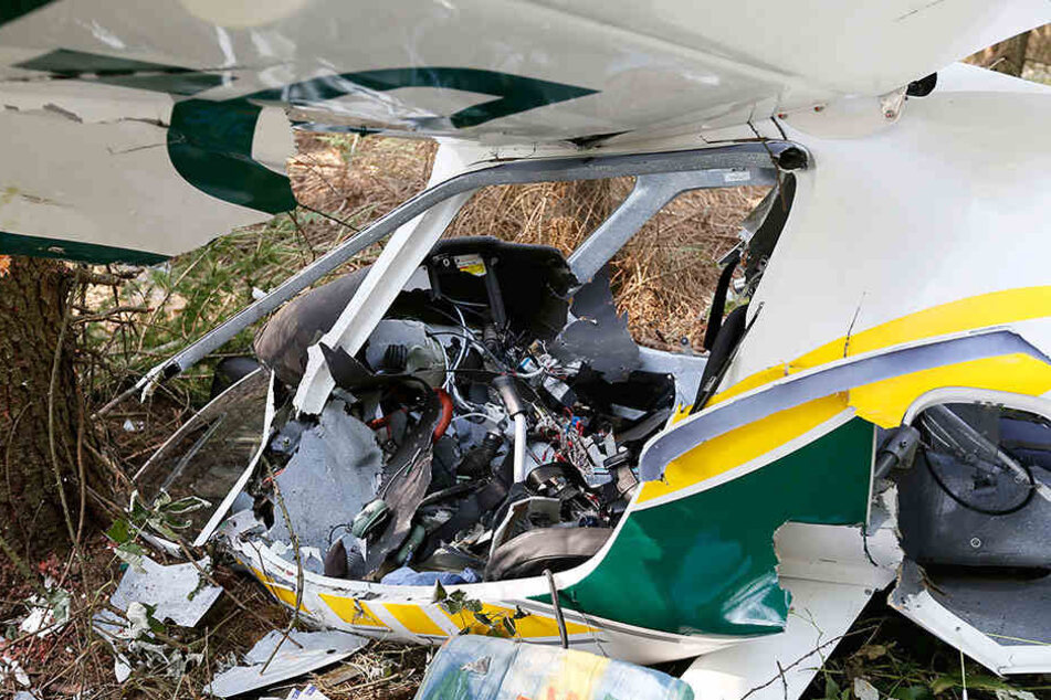 Nach dem Absturz war das Flugzeug nur noch ein Wrack. Papa und Tochter
starben am Unfallort.