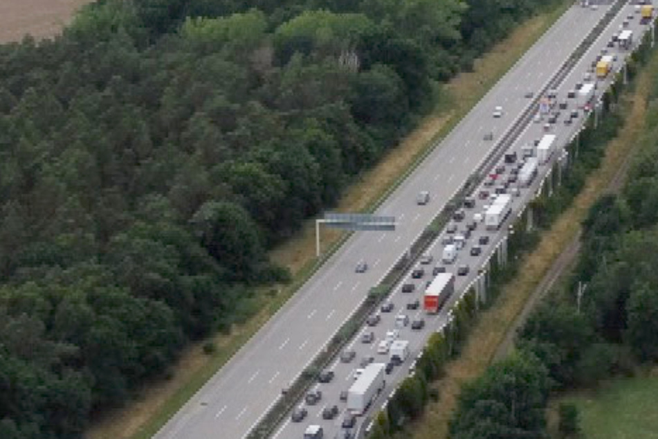 Erstes Sommerferien-Wochenende: Reisende brauchen auf der A2 viel Geduld