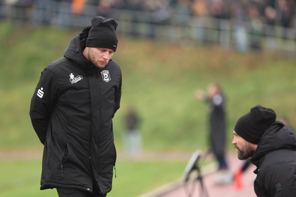 Robert Schröder (37, l.) wirkt vom Absturz gezeichnet. Kam die Aufgabe beim Aufstiegsfavoriten für den jungen Trainer zu früh?