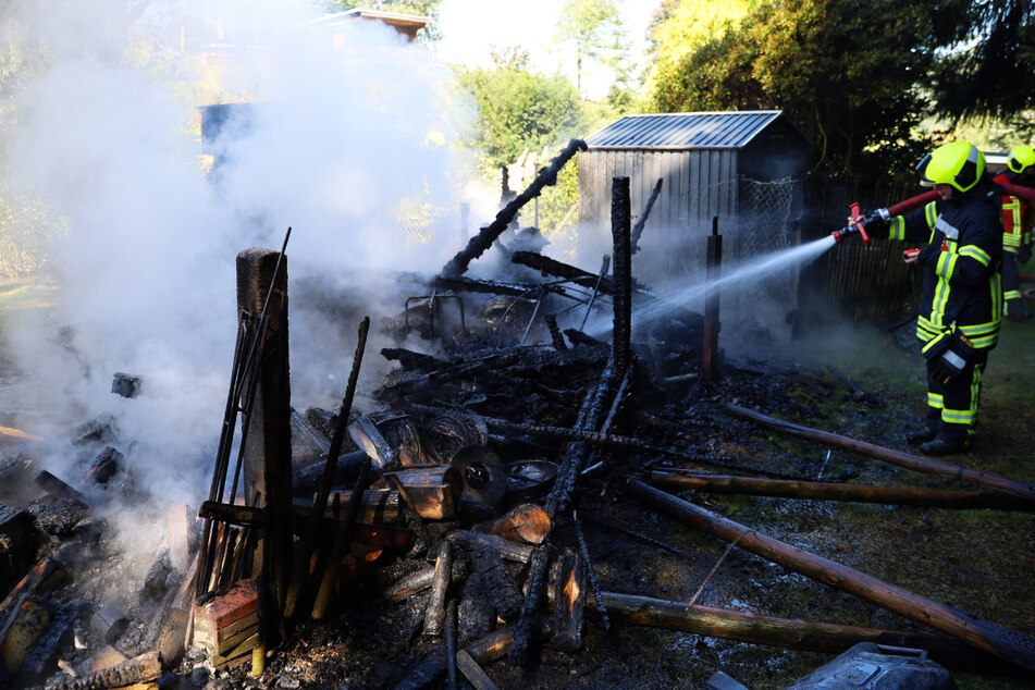 Feuerwehreinsatz im Erzgebirge: Schuppen komplett abgefackelt