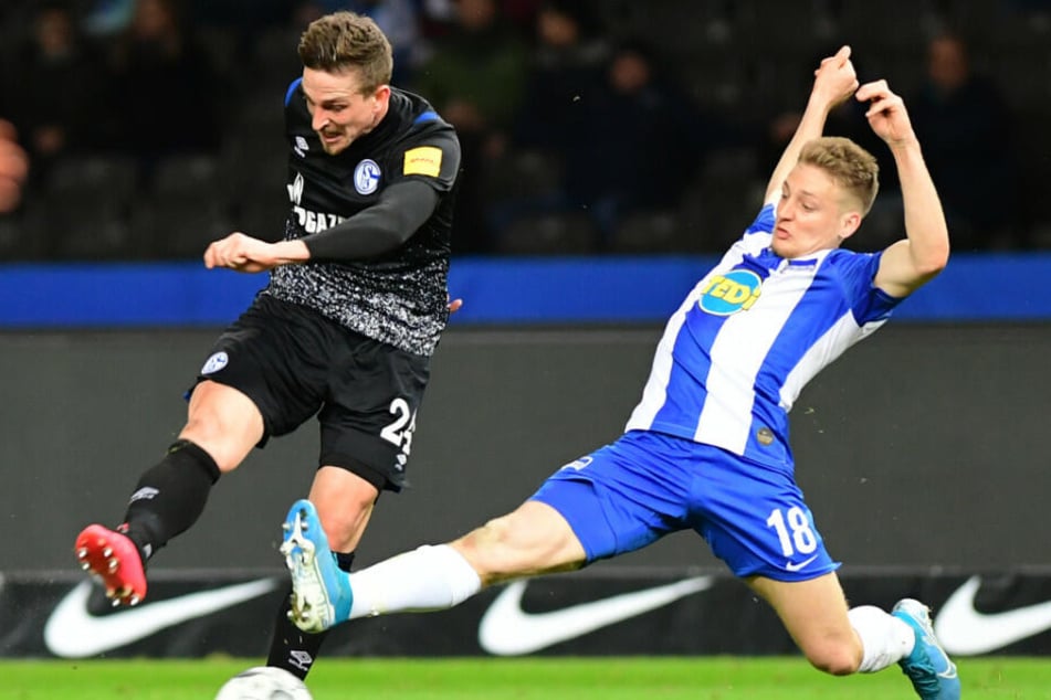 Santiago Ascacibar (r.) im Zweikampf mit Schalkes Bastian Oczipka.