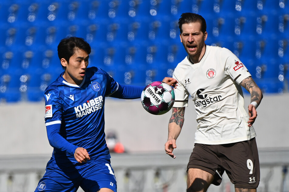 Szene aus dem letzten Duell im Wildpark: St. Paulis Guido Burgstaller (32, r.) und Karlsruhes Kyoung-rok Choi (26) kämpfen um den Ball. (Archivfoto)