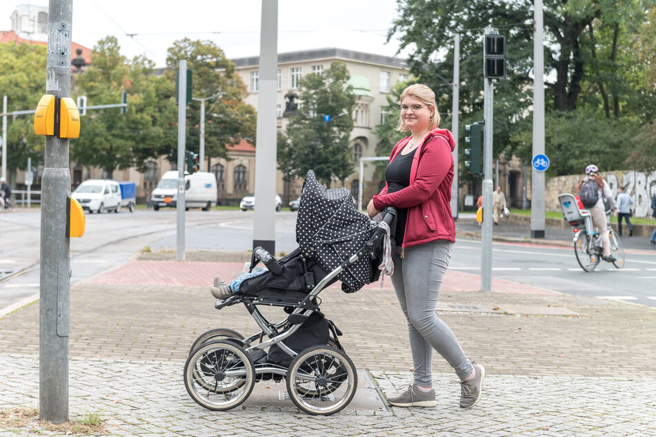 Musste eher los: Mutter Franziska Reiter (27) mit ihrem Kinderwagen.