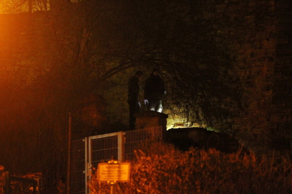 Der junge Mann war mit Freunden an der Mauer unterwegs gewesen.