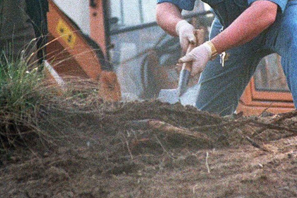Ermittlungen der Mordkommission ergaben, dass sich die Knochen in einem Erdaushub befanden, der kürzlich unweit vom Fundort abgeladen wurden.