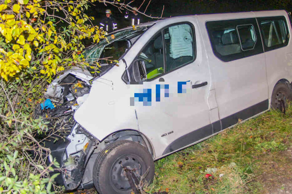 Der Mann kam aus bislang ungeklärter Ursache von der Straße ab und prallte frontal gegen einen Baum.