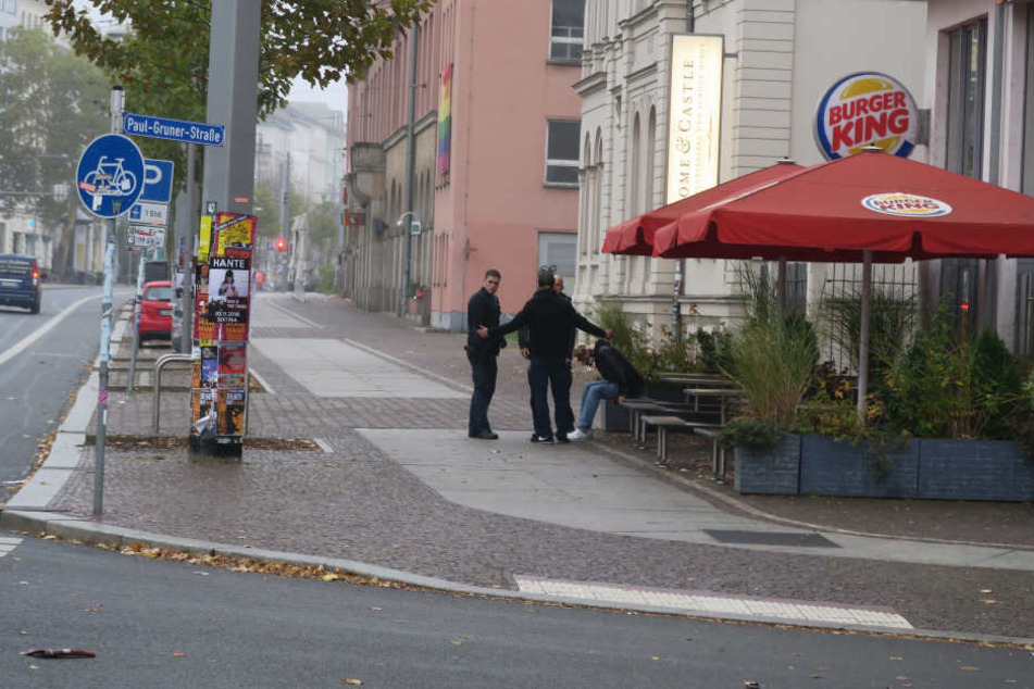 Beamte im Gespräch mit den mutmaßlichen Angreifern. Einer der Männer erlitt während der Auseinandersetzung Verletzungen im Gesicht.