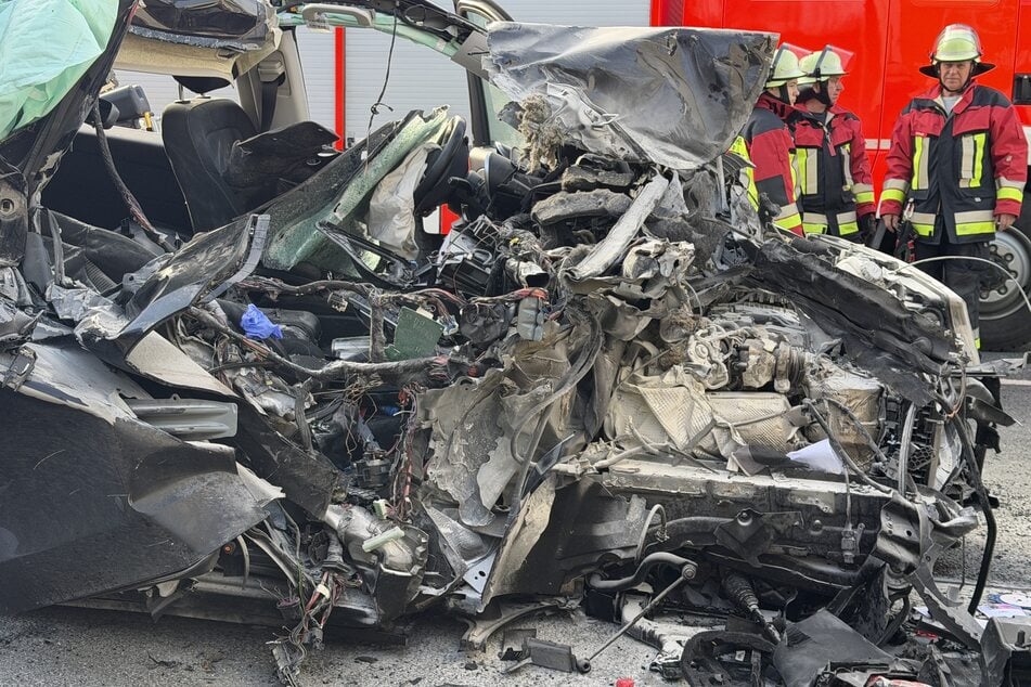 Fahrer und Beifahrerin mussten aus dem Wrack befreit werden.