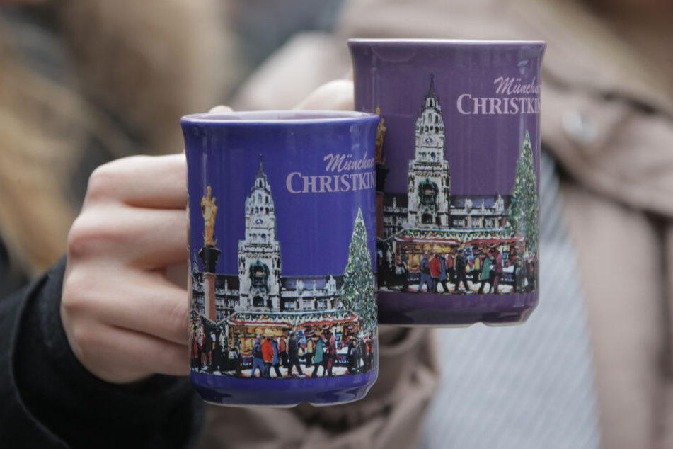 Damit man den Glühwein in Sicherheit genießen kann, ergreifen bayerische Städte verschiedenen Maßnahmen. (Symbolbild).