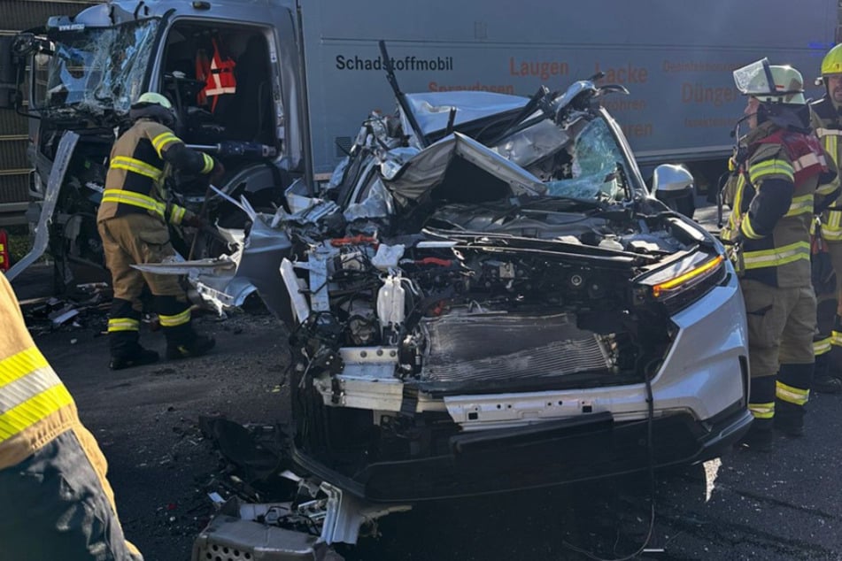 Der Pkw wurde bei dem Unfall komplett zerstört, der Fahrer wurde blitzschnell befreit.