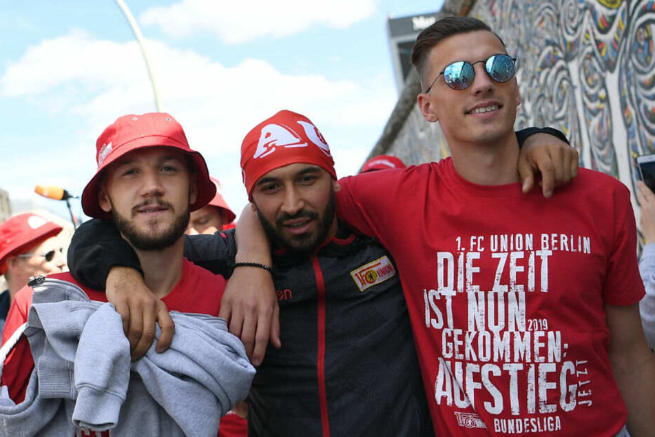 Marcel Hartel (l.), Akaki Gogia (m.) und Robert Zulj (r.) feiern den Aufstieg.