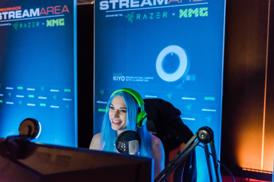 Zudem berichten zahlreiche Streamer live von der Dreamhack.