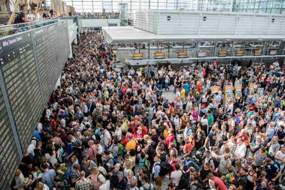 Eine Person, die unkontrolliert in den Sicherheitsbereich gelangt war, sorgte für Chaos am Flughafen München.