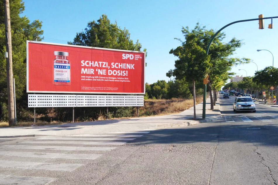 "Schatzi, schenk mir 'ne Dosis": So spricht die SPD die Deutschen auf Mallorca an und wirbt für Impfungen.