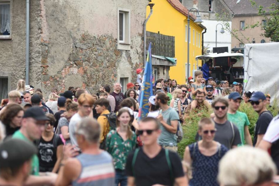 An den bunten Protesten gegen das Nazifestival beteiligten sich über 2000 Besucher.