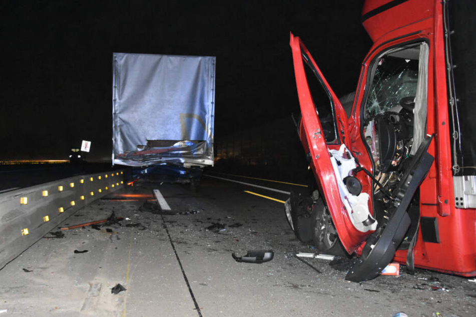 Ein Klein-Lkw krachte nahezu ungebremst auf einen Lkw.