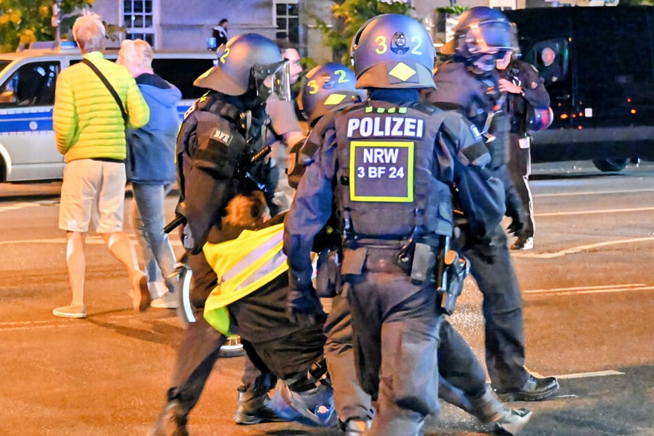 Zwei Personen wurden nach Angaben der Kölner Polizei wegen nicht befolgter Platzverweise zeitweise in Gewahrsam genommen.