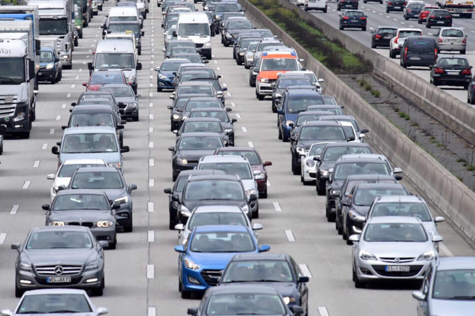 Reiselust und Baustellen-Dichte werden zum Start der Sommerferien in Hessen für volle Autobahnen sorgen (Symbolbild).