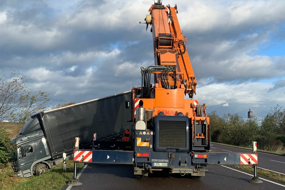 Mit schwerem Gerät musste der Lkw geborgen werden.