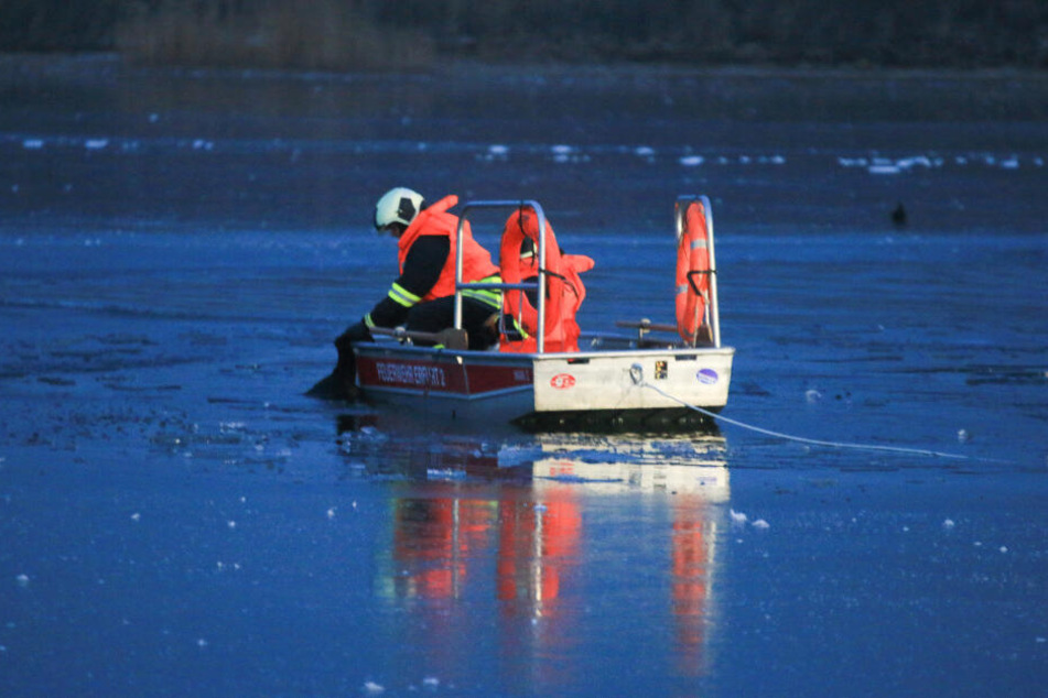 Die Feuerwehr rückte mit einem Bott auf den See aus.