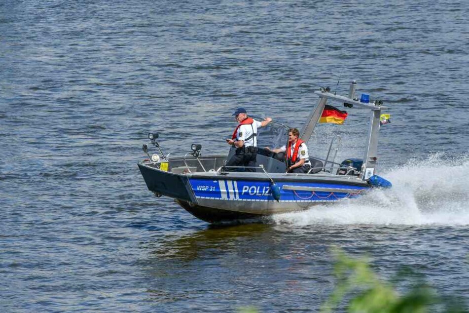 Die Wasserschutzpolizei suchte die Elbe mit einem Boot ab.