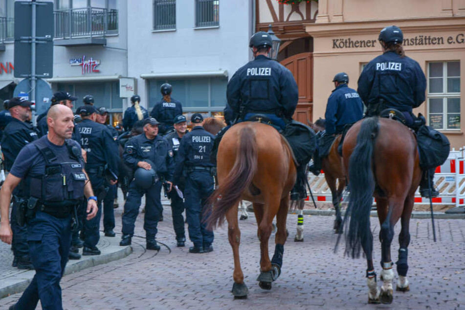 Die Polizei ist am Montagabend auch mit einer Reiterstaffel vor Ort.