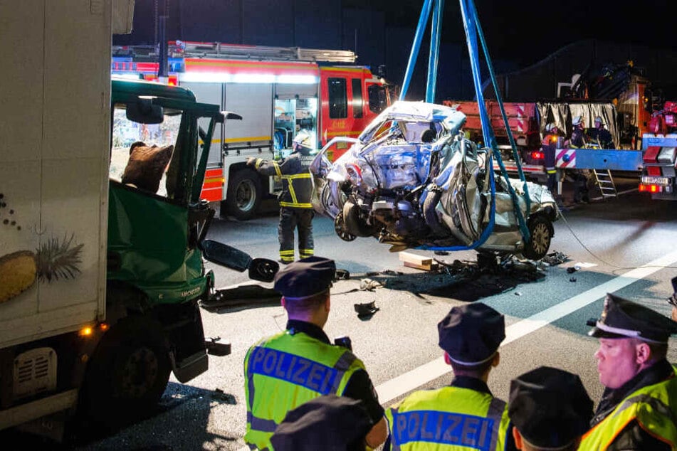 Die Feuerwehr birgt ein Autowrack nach einem Unfall auf der Autobahn 1 (Archivbild).