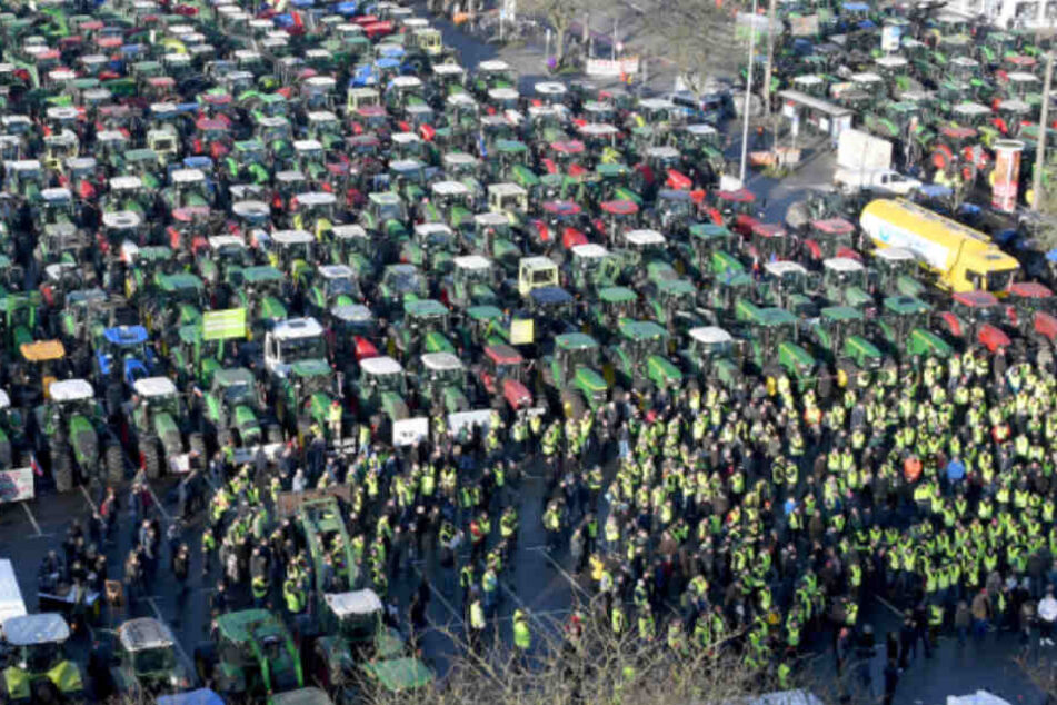 Stau-Gefahr: Hunderte Landwirte starten Protestfahrt nach Kiel