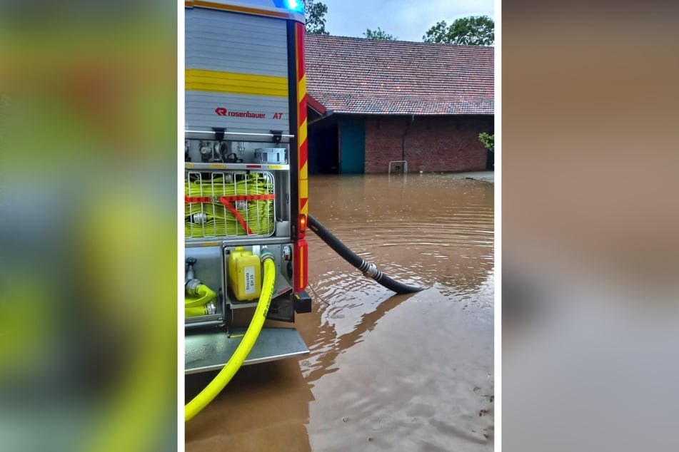 Weite Teile des Bauernhofs in der Grevenbroicher Südstadt standen am Donnerstagabend rund 70 Zentimeter unter Wasser.