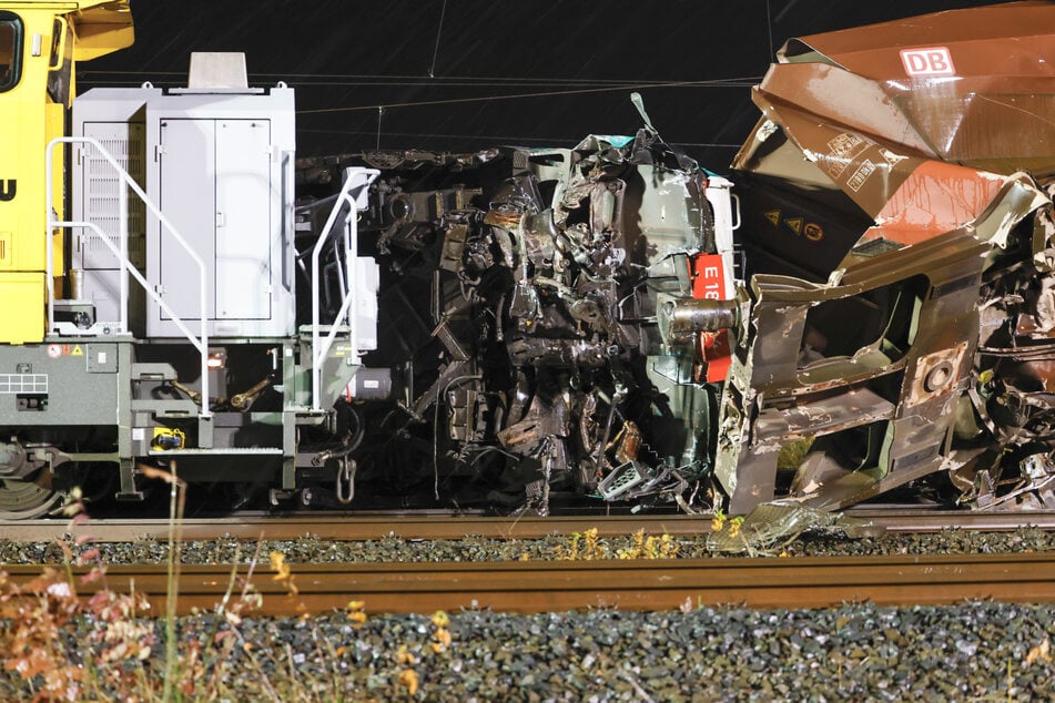 Bei dem Güterzug-Crash am frühen Freitagmorgen wurden drei Personen teils schwer verletzt.