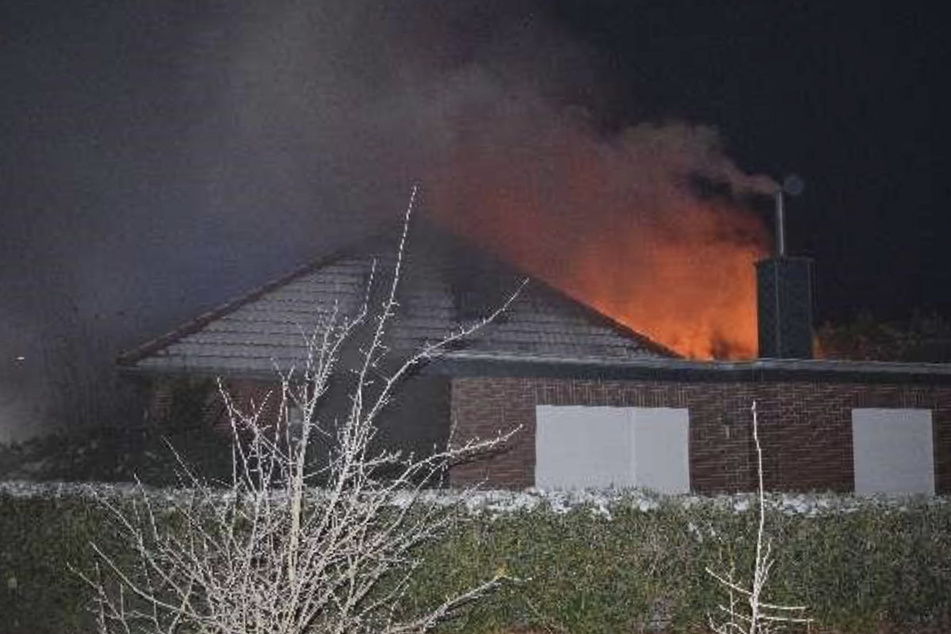 Einfamilienhaus steht komplett in Flammen: Bewohnerin verletzt