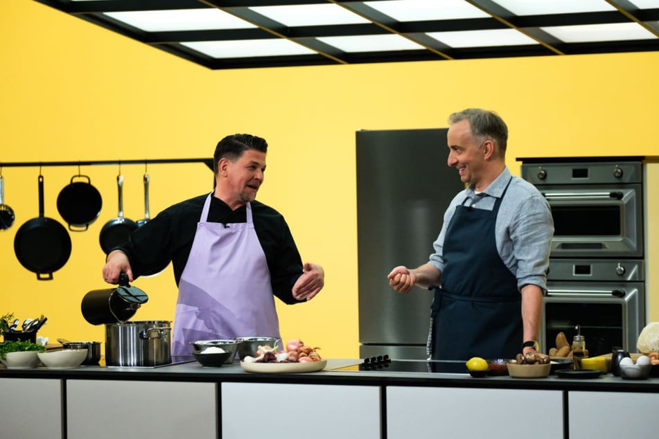 Unter anderem Tim Mälzer (55, l.) gibt sich in der neuen Staffel von Jan Böhmermanns (45) Kochshow "Böhmi brutzelt" die Ehre.