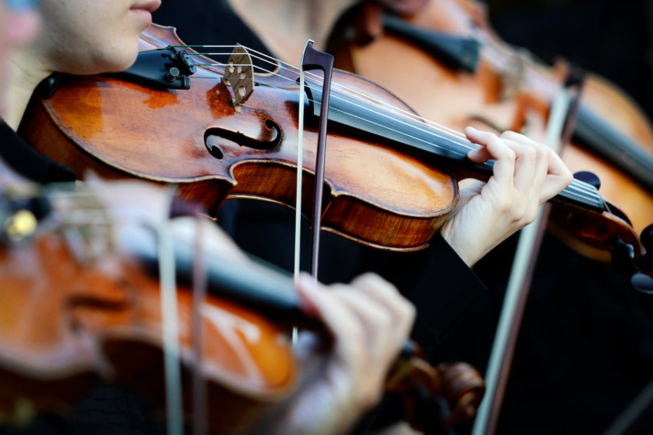 Während Klassik-Konzert: Musiker in Kirche durch Steinwurf am Kopf verletzt