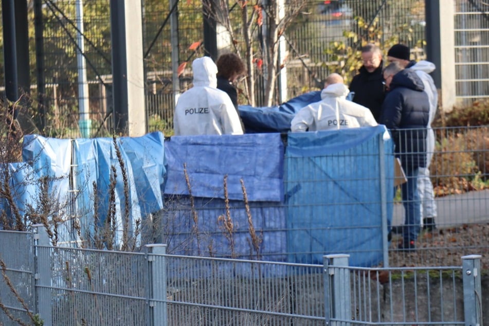 Der Leichnam wurde geborgen. Der Tatort wird derzeit noch untersucht.