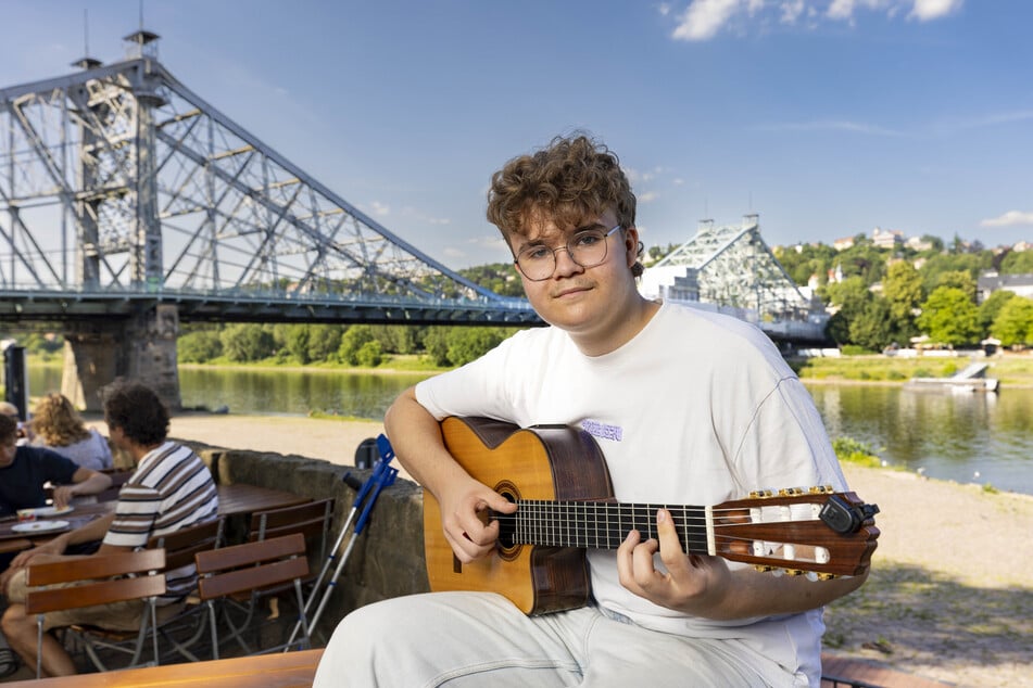 Gitarren-Ass Hans Tröger spielt auch in mehreren Jugend-Jazz-Orchestern mit.