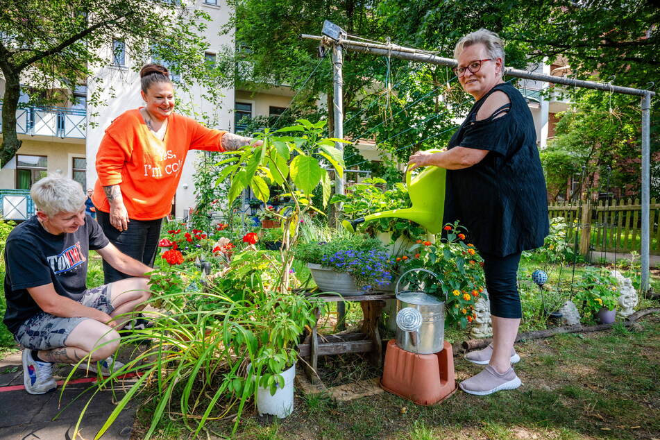 Manuela Neubauer (59, r.) pflegt ihren Multi-Themen-Garten. Die Anwohner Yvonne Neumann (47, m.) und Jana Petzold (43) freuen sich über das grüne Fleckchen.