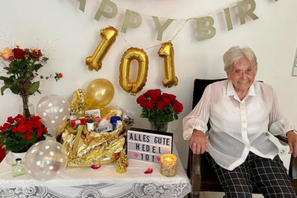 Oma Hedel (101) präsentierte stolz ihren Geburtstagstisch.