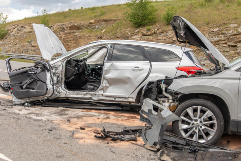 Beide Autos mussten nach dem Unfall abgeschleppt werden.