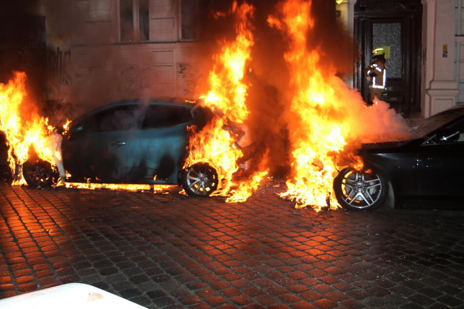 Zwei Autos fingen in der Boppstraße Feuer. Die Polizei geht von Brandstiftung aus.